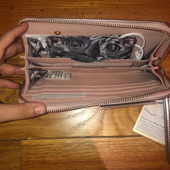 Adrienne Vittadino charging Wallet - Picture 3 of 8